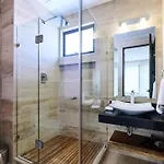 Escape - Stylish Pool, Gym & Parking *