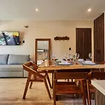 Escape - Stylish Pool, Gym & Parking *