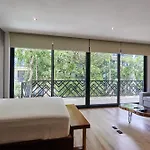 Escape - Stylish Pool, Gym & Parking