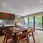 Escape - Stylish Pool, Gym & Parking Apartment *