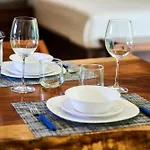 Escape - Stylish Pool, Gym & Parking Apartment *