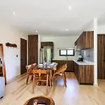 Escape - Stylish Pool, Gym & Parking Apartment Tulum