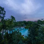 Beautiful Unit W Amazing Pool Views Gym Yoga