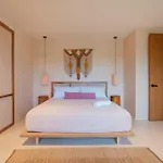 Beautiful Unit W Amazing Pool Views Gym Yoga