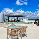Beautiful Apartment With Rooftop Pool, Fitness Area, & Balcony