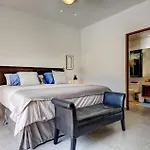 Apartamento Poolside Bliss With Private Terrace And Jacuzzi *