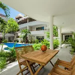 Poolside Bliss With Private Terrace And Jacuzzi Apartamento Tulum