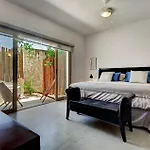 Poolside Bliss With Private Terrace And Jacuzzi Apartamento