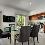 Apartamento Poolside Bliss With Private Terrace And Jacuzzi