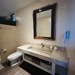 New Large Luxurious 1 Bedroom, 1 Bathroom In