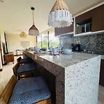 Apartamento New Large Luxurious 1 Bedroom, 1 Bathroom In