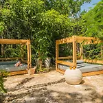 Divine 2br W Pool Gym Yoga Classes Restaurant Apartment
