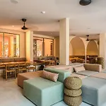 Divine 2br W Pool Gym Yoga Classes Restaurant Apartment
