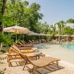 Divine 2br W Pool Gym Yoga Classes Restaurant Apartment *