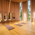Divine 2br W Pool Gym Yoga Classes Restaurant *