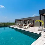 Luxury With Rooftop Pool, Gym, Padel Court, Art Installations & Shopping Apartment *