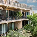 Toma Un Bano En La Piscina Privada De Este Encantador Departamento En Tulum
