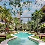 Toma Un Bano En La Piscina Privada De Este Encantador Departamento En Tulum