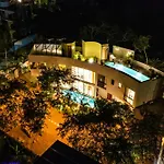 Majestic Jungle Villa With 2 Pools & Rooftop Bbq