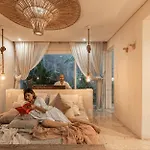 Jungle Chic - Luxury Stylish Loft W Private Hot Tub And Infinity Pool Apartment *
