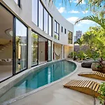 Majestic Jungle Villa With 2 Pools & Rooftop Bbq