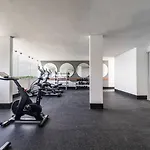 King Studio With Private Balcony, Rooftop Pool, Gym