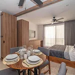 King With Private Balcony, Rooftop Pool, Gym Holiday home *