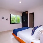 Holiday home Luxury House With Rooftop And Jacuzzi