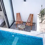 Top Level Studio With Minifridge Microwave And Splash Pool