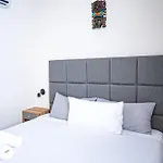 Level With Minifridge Microwave And Splash Pool