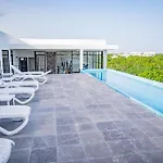 Level With Minifridge Microwave And Splash Pool Apartment