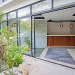 Level With Minifridge Microwave And Splash Pool