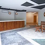 Apartment Level With Minifridge Microwave And Splash Pool