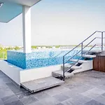 Level With Minifridge Microwave And Splash Pool Apartment