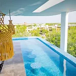 Level With Minifridge Microwave And Splash Pool Tulum