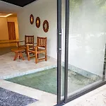 Level With Minifridge Microwave And Splash Pool *