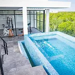 Level With Minifridge Microwave And Splash Pool Apartment *