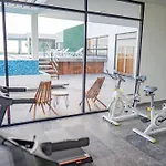Level With Minifridge Microwave And Splash Pool *