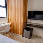 Apartment Level With Minifridge Microwave And Splash Pool