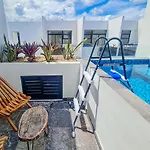 Level With Minifridge Microwave And Splash Pool Apartment *