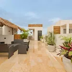 4 Pax Luxury Condo Pool Acces