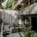 Barneys Ny Silver Residence With Pool