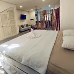Charming Downtown Studio With Pool