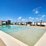 Escape - Stylish Pool, Gym & Parking Apartment *
