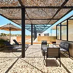 Escape - Stylish Pool, Gym & Parking *