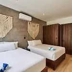 Escape - Stylish Pool, Gym & Parking Apartment *
