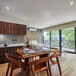 Escape - Stylish Pool, Gym & Parking Apartment