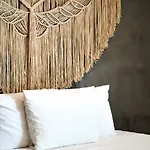 Escape - Stylish Pool, Gym & Parking