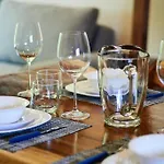 Escape - Stylish Pool, Gym & Parking Apartment