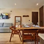 Escape - Stylish Pool, Gym & Parking *